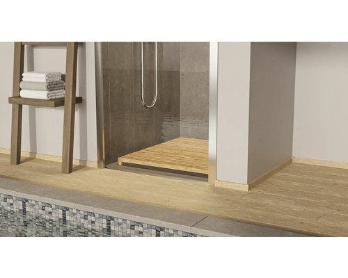 Badezimmer mit Dusche, Duschhocker aus Holz und Handtuchleiter