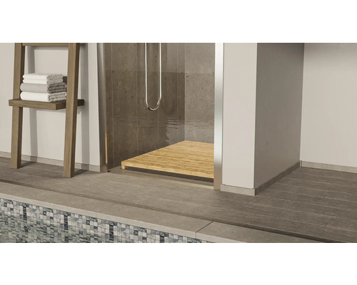 Badezimmer mit Dusche, Holzrost und Handtuchleiter