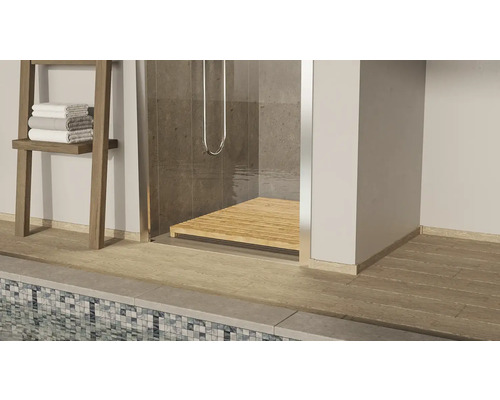 Badezimmer mit Dusche, Holzrost und Handtuchleiter