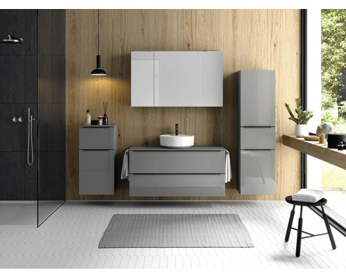 Salle de bains avec douche, lavabo, tabouret et lambris en bois