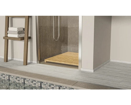 Cabine de douche avec plancher en bois et échelle porte-serviettes dans la salle de bain