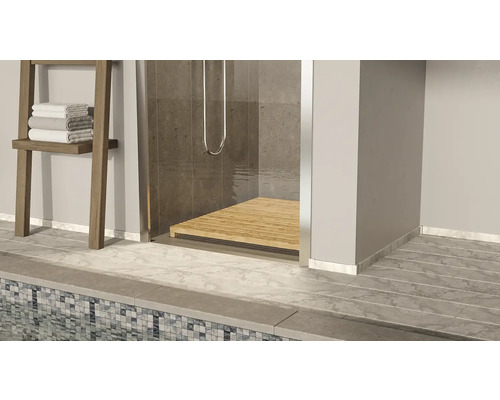 Badezimmer mit Dusche, Holzboden und Handtuchhalter