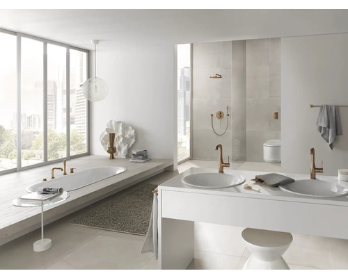 Salle de bain lumineuse avec baignoire, double vasque et robinetterie