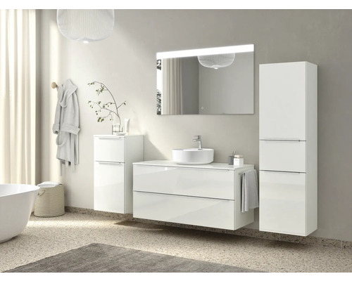 Salle de bain lumineuse avec meuble-lavabo, miroir, lavabo et armoire haute pour un rangement organisé