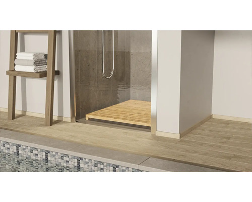 Badezimmer Szene mit Dusche, Holzrost, Handtuchhalter mit Handtüchern und Fliesenboden