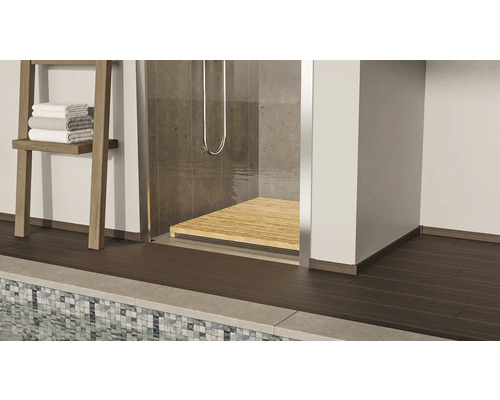 Salle de bain avec douche, caillebotis en bois et échelle porte-serviettes