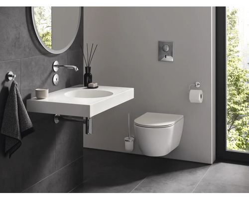 Modernes Badezimmer mit Waschbecken, Wand-WC und Spiegel