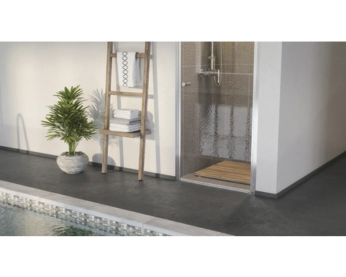Modernes Badezimmer mit Dusche, Handtuchleiter, Pflanze und Pool