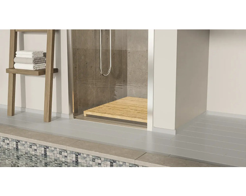 Badezimmer mit Dusche, Holzrost und Handtuchleiter