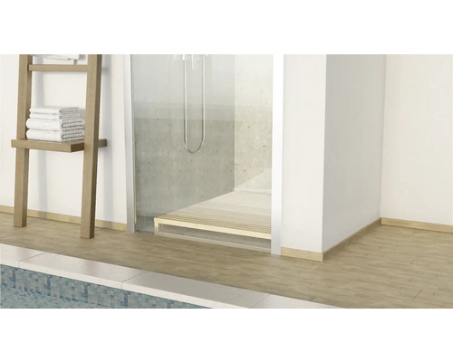 Helles Badezimmer mit Dusche, Holzrost und Handtuchleiter