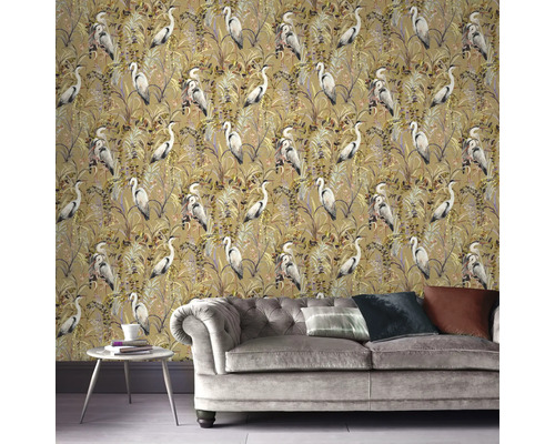 Wohnzimmer mit grauer Couch und Tapete mit Reihermuster