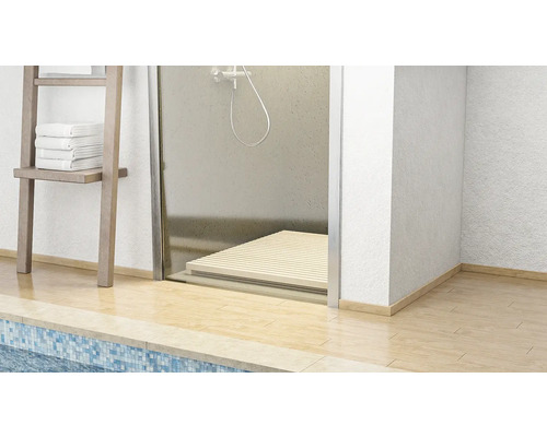 Vue de salle de bain avec douche, étagère en bois et serviettes