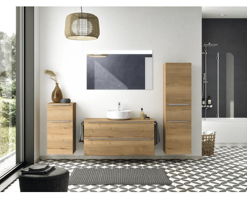 Salle de bains avec meuble-lavabo, miroir, armoires suspendues, baignoire et carrelage à motifs