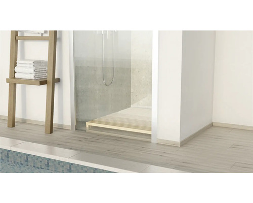 Badezimmer mit Dusche, Holzrost und Handtuchleiter