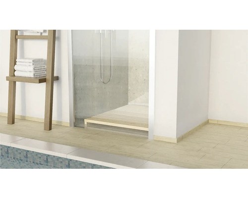 Badezimmer mit Dusche, Handtuchhalter und Fliesen