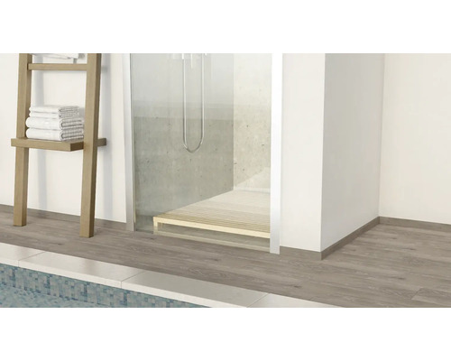 Badezimmer mit Dusche, Duschwanne aus Holz und Handtuchhalter