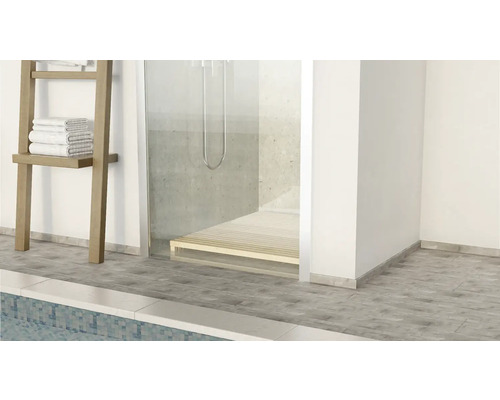 Salle de bains avec douche, échelle à serviettes et carrelage