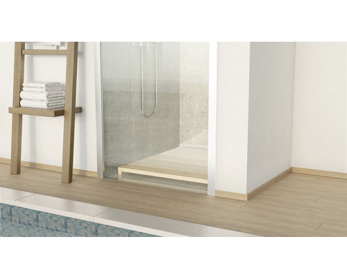 Salle de bains avec douche, tapis de douche et porte-serviettes