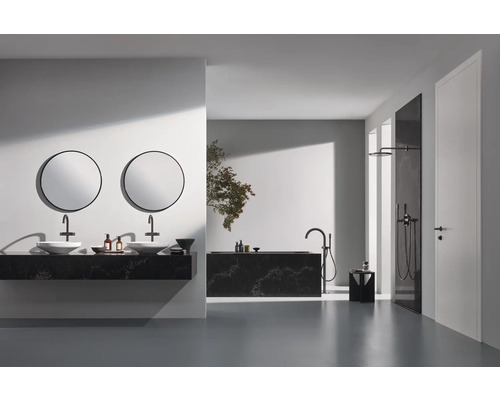 Helles Badezimmer mit zwei Waschbecken, runden Spiegeln, Badewanne und Dusche