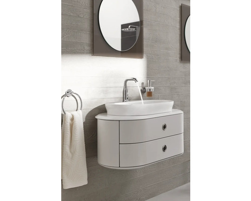 Modernes Badezimmer mit Waschbecken, Armatur, Spiegel und Handtuchhalter