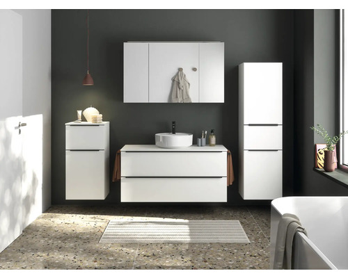 Salle de bains moderne avec meubles blancs, lavabo et miroir