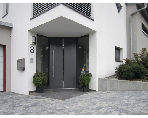 Eingangsbereich eines Hauses mit Haustür, Briefkasten und Hausnummer