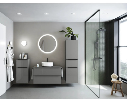 Helles Badezimmer mit Waschbecken, Spiegel, Badmöbeln und Dusche