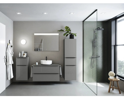 Salle de bains moderne avec lavabo, miroir, armoire, douche et tabourets