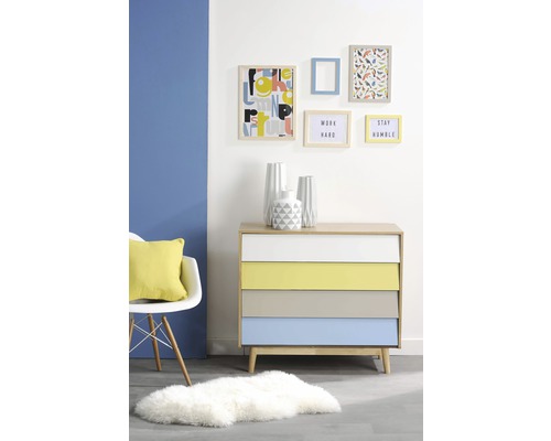 Kommode mit Schubladen in verschiedenen Farben, Dekoration an der Wand und Wohnaccessoires