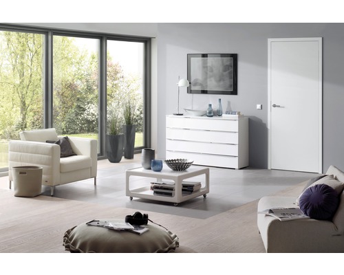 Wohnzimmer mit Sessel, Kommode, Couchtisch und Tür