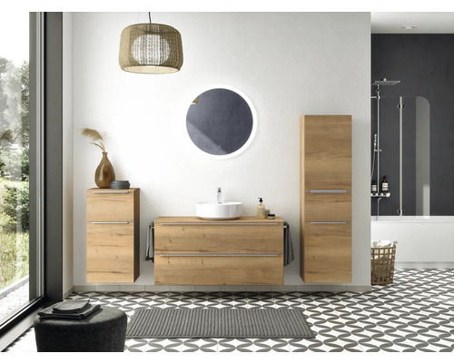 Salle de bain moderne avec meuble-lavabo, armoire de toilette, armoire haute et éléments décoratifs