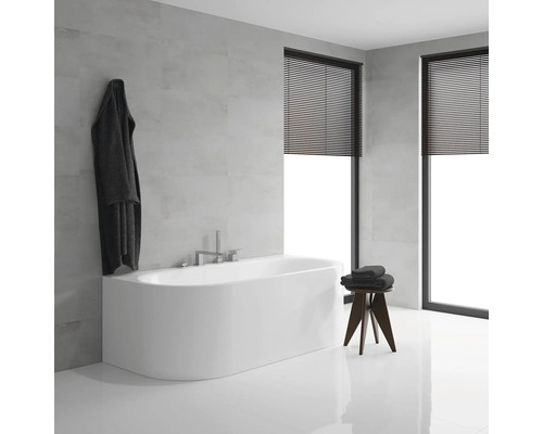 Modernes Badezimmer mit Badewanne, Fenster mit Jalousien, Hocker und Bademantel