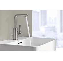Waschtischarmatur mit Wasserhahn in einem modernen Badezimmer.