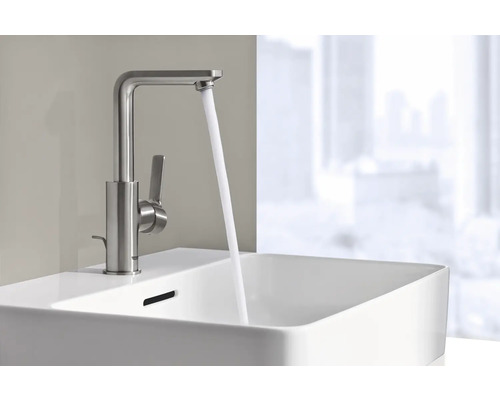 Robinet de lavabo avec robinet dans une salle de bains moderne.