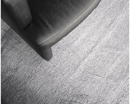Vue détaillée d''un tapis de couleur claire à côté d''un meuble