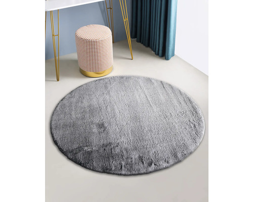 Tapis rond gris dans une pièce