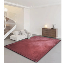 Salon avec tapis doux, canapé et commode