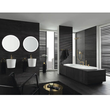 Salle de bain avec deux lavabos, deux miroirs, baignoire et robinetterie