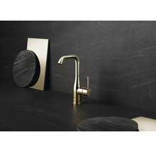 Robinet de cuisine doré sur fond sombre