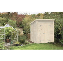 Gartenszene mit Gewächshaus und Gerätehaus aus Holz