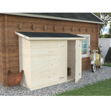 Holzgartenhaus mit geöffneter Tür neben einem Wohnhaus mit Fenster und einem Motorroller