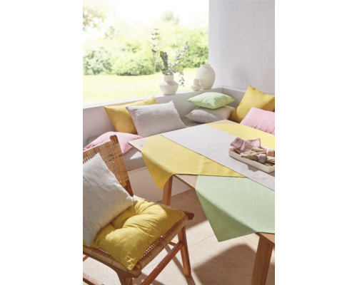 Helle Sitzecke mit Tisch, Stuhl und Kissen für den Aussenbereich