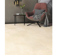 Carrelage de sol beige dans un salon avec fauteuil et table d''appoint.