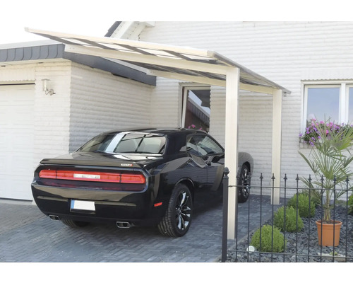 Voiture sous un abri de voiture devant une maison