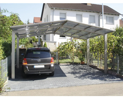 Voiture sous un abri de voiture avec cadre en métal et toit transparent.