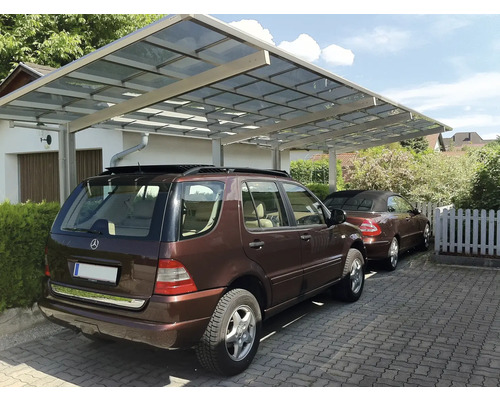 Abri de voiture avec deux voitures garées