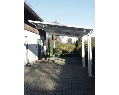 Carport aus Aluminium mit Polycarbonatplatten vor einem Haus