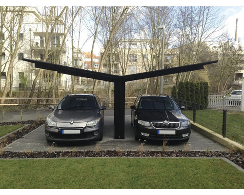 Double carport avec deux voitures garées
