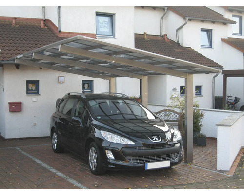 Abri de voiture avec voiture sur un terrain de maison individuelle