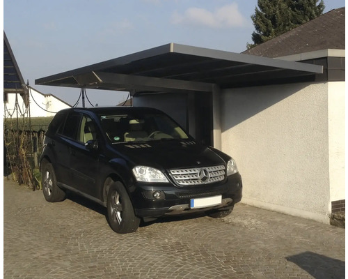 Voiture noire sous un abri de voiture